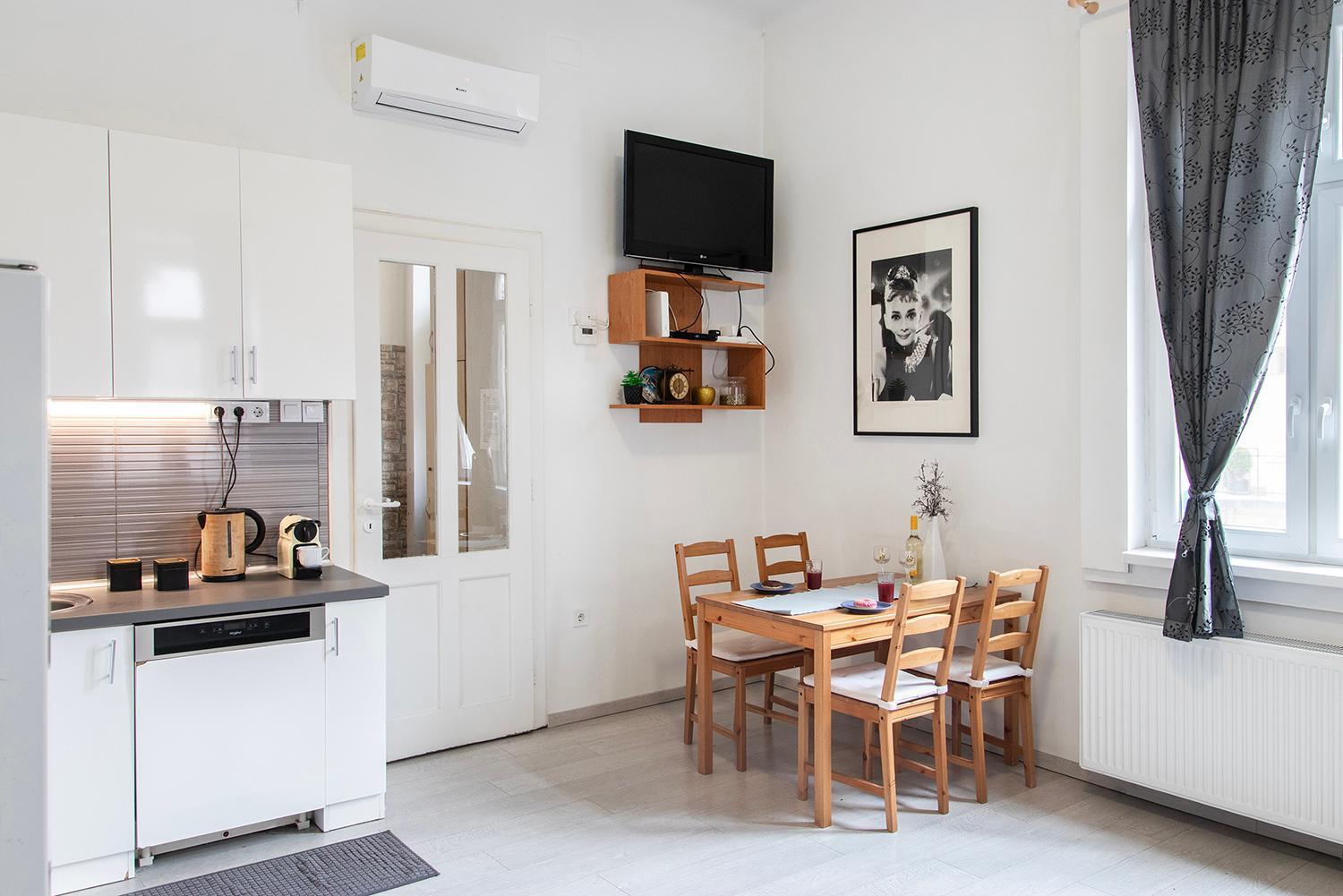 Dora Apartment Near Buda Castle With Parking! — Photos 2