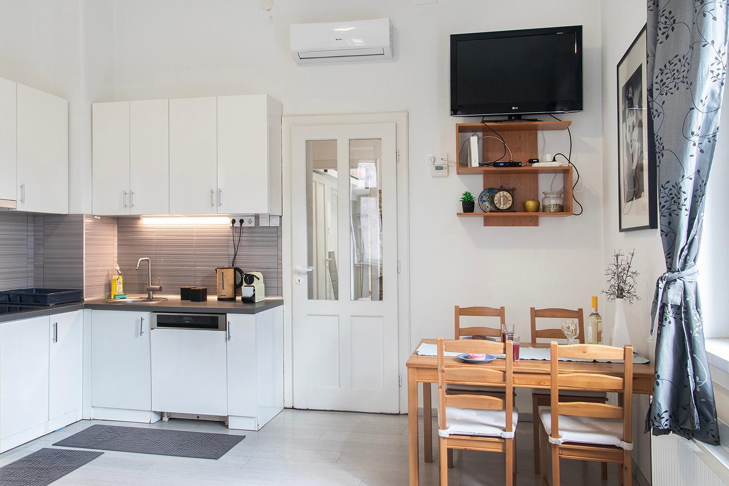 Dora Apartment Near Buda Castle With Parking! — Photos 3